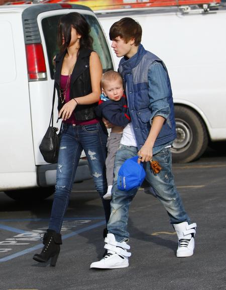 Selena Gomez e Justin Bieber aparacem cansados em passeio com o irmãozinho do cantor, Jaxson