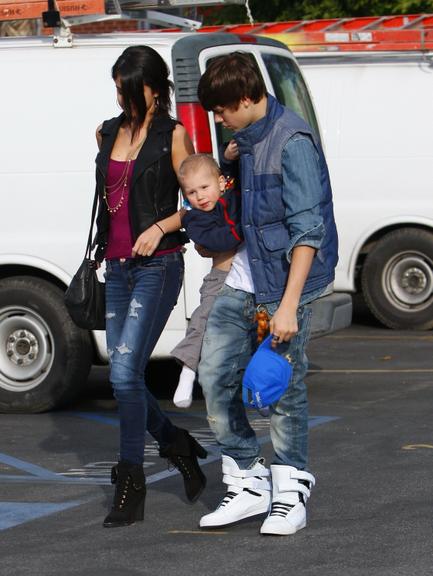 Selena Gomez e Justin Bieber aparacem cansados em passeio com o irmãozinho do cantor, Jaxson