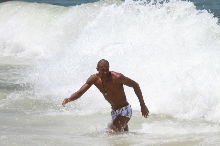 Leandrinho mergulha na praia da Reserva