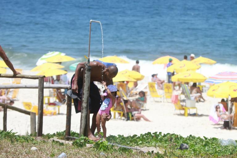 Leandrinho com a filha Alicia na praia da Reserva