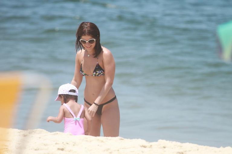 Samara Felippo brinca com a filha Alicia na praia da Reserva