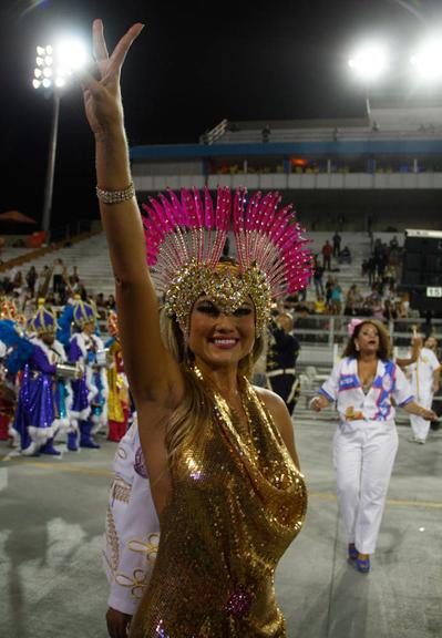 Ellen Rocche desfile pela Rosas de Ouro