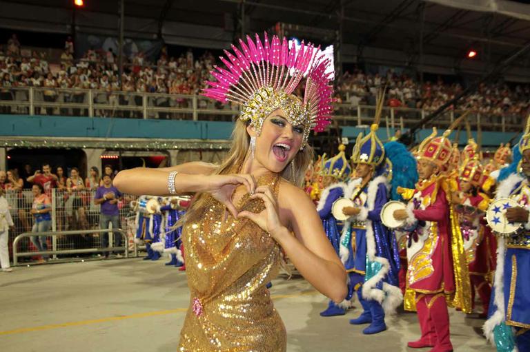 Ellen Rocche desfile pela Rosas de Ouro