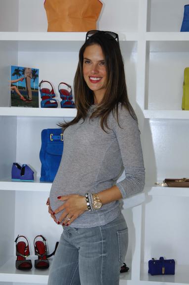 Grávida de seis meses, Alessandra Ambrosio vai às compras em Los Angeles