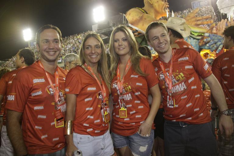 Caio Ribeiro e a mulher Renata Leite com Tiago Leifert e a noiva Daiana Garbin