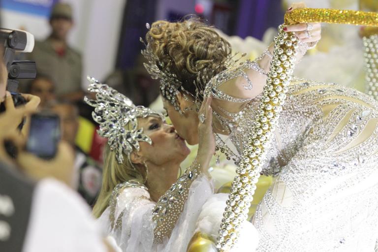 Susana Vieira e Christiane Torloni se cumprimenta com beijinho na Grande Rio