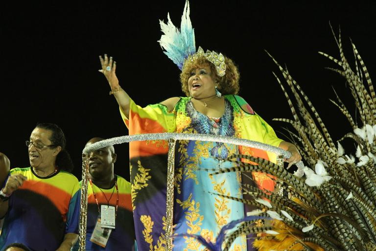 Alcione no desfile da Beija-Flor