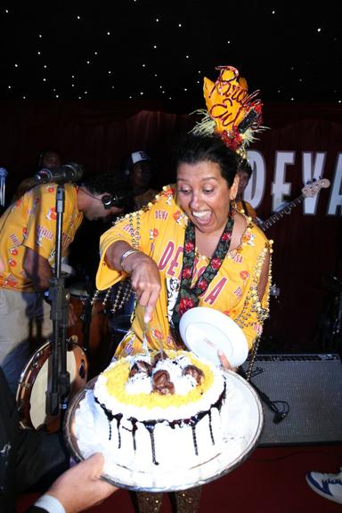 Regina Casé e seu bolo de aniversário 