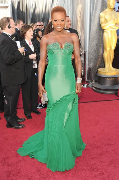 Viola Davis, indicada a Melhor Atriz por 'Histórias Cruzadas', usa Vera Wang no red carpet do Oscar