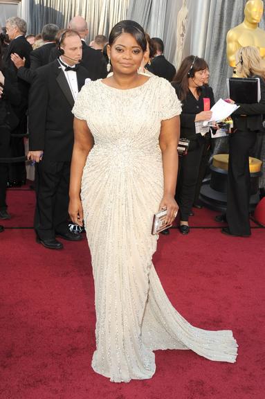 Octavia Spencer, indicada a Atriz Coadjuvante por 'Histórias Cruzadas', no red carpet com look Tadashi Shoji