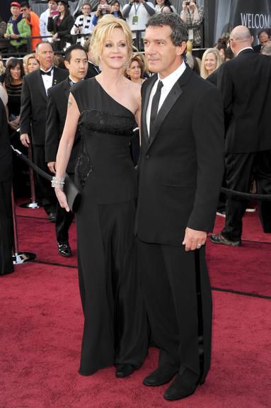 Melanie Griffith, com look Yves Saint Laurent, e Antonio Banderas, de Giorgio Armani