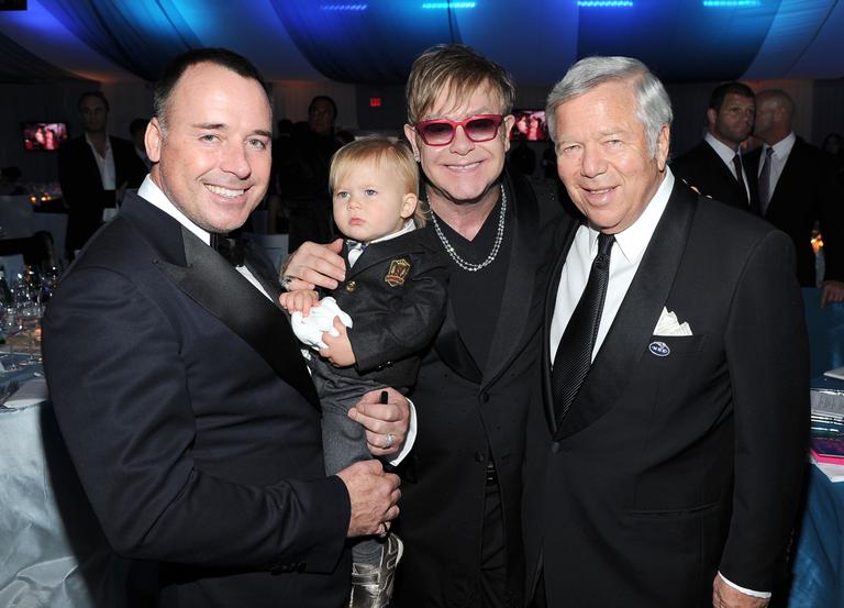 David Furnish, o bebê Zachary, Elton John e Robert Kraft