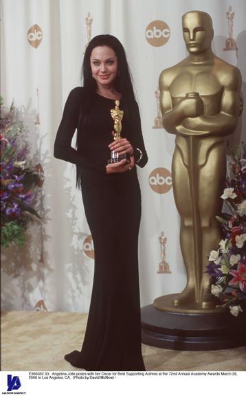 Angelina Jolie conquista o Oscar em 2000 na categoria Atriz Coadjuvante pelo filme 'Garota, Interrompida'