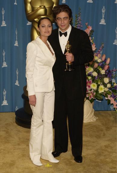 Angelina Jolie com Benicio del Toro na premiação do Oscar em 2001