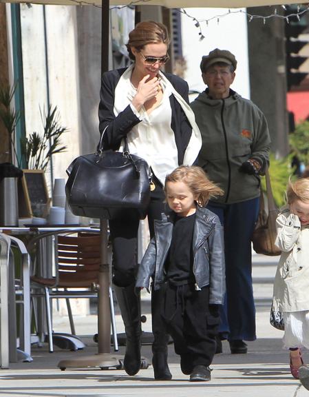 Knox e Vivienne passeiam com Angelina Jolie