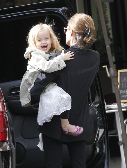 Knox e Vivienne passeiam com Angelina Jolie