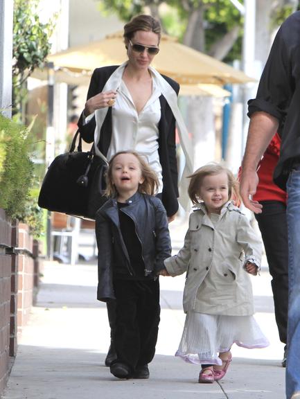 Knox e Vivienne passeiam com Angelina Jolie