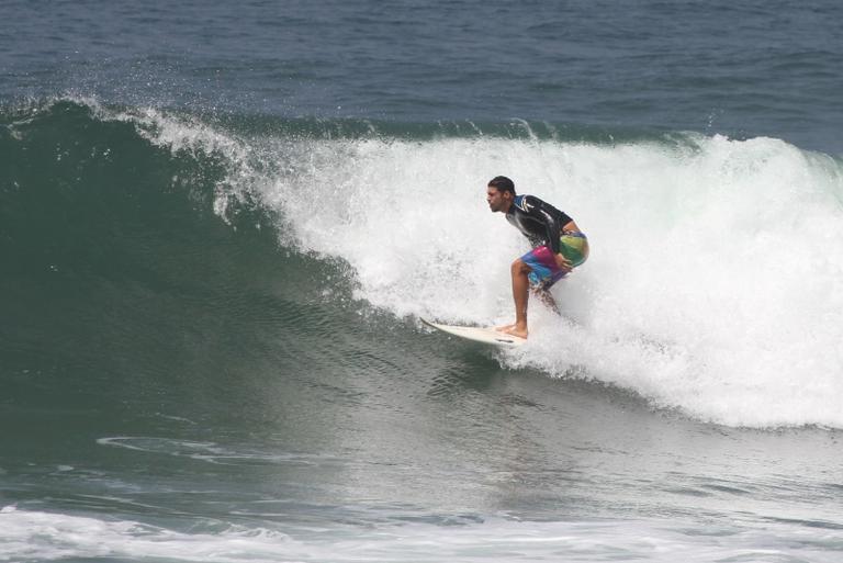 Cauã Reymond em dia de surfe na praia