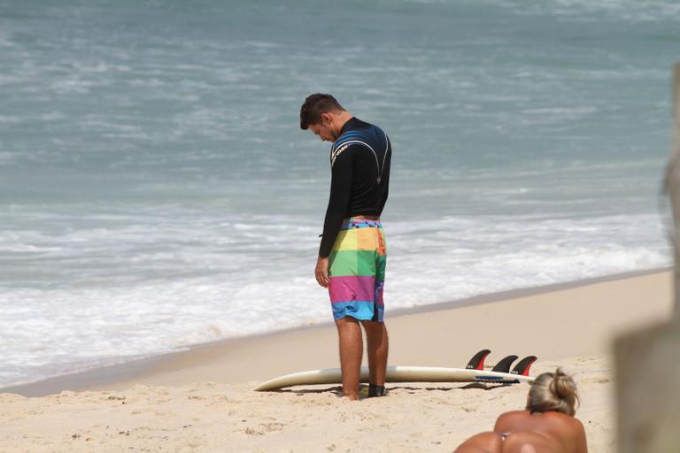 Cauã Reymond em dia de surfe na praia