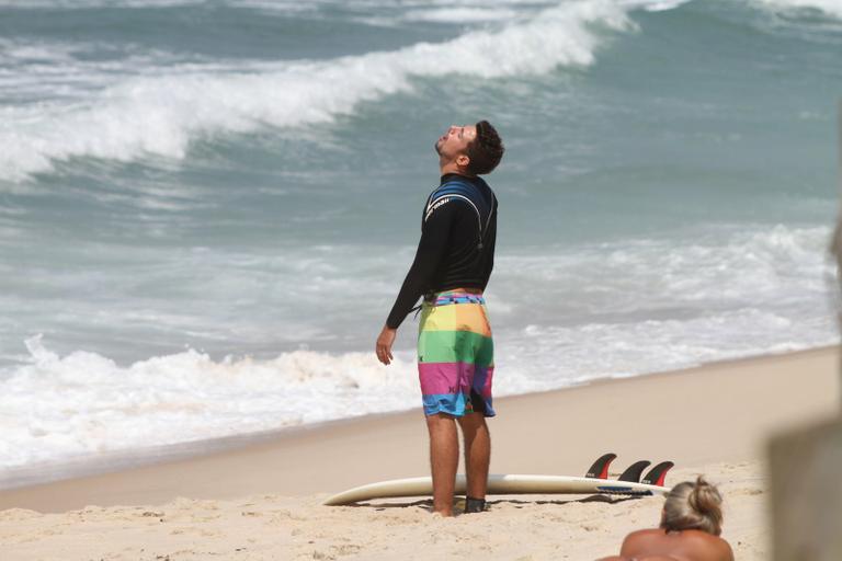 Cauã Reymond em dia de surfe na praia