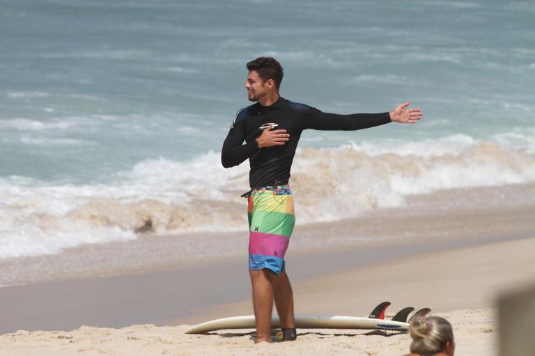 Cauã Reymond em dia de surfe na praia