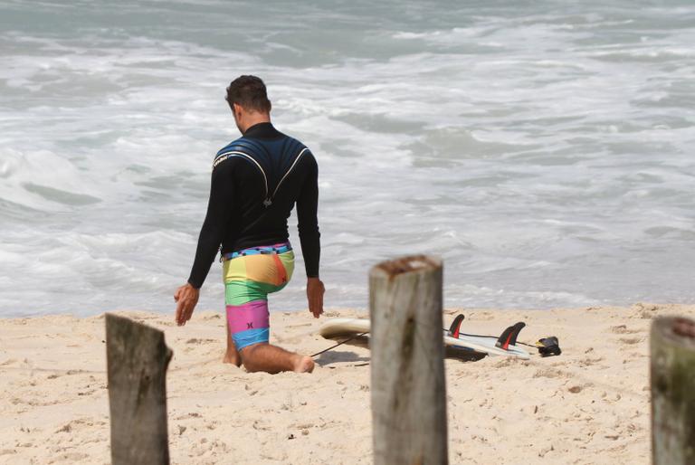 Cauã Reymond em dia de surfe na praia