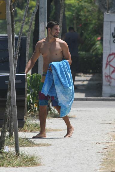 Cauã Reymond em dia de surfe na praia