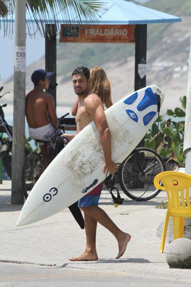 Cauã Reymond em dia de surfe na praia