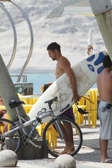 Cauã Reymond em dia de surfe na praia