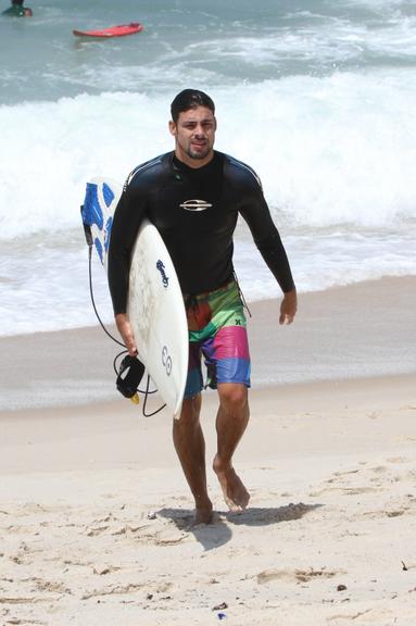 Cauã Reymond em dia de surfe na praia