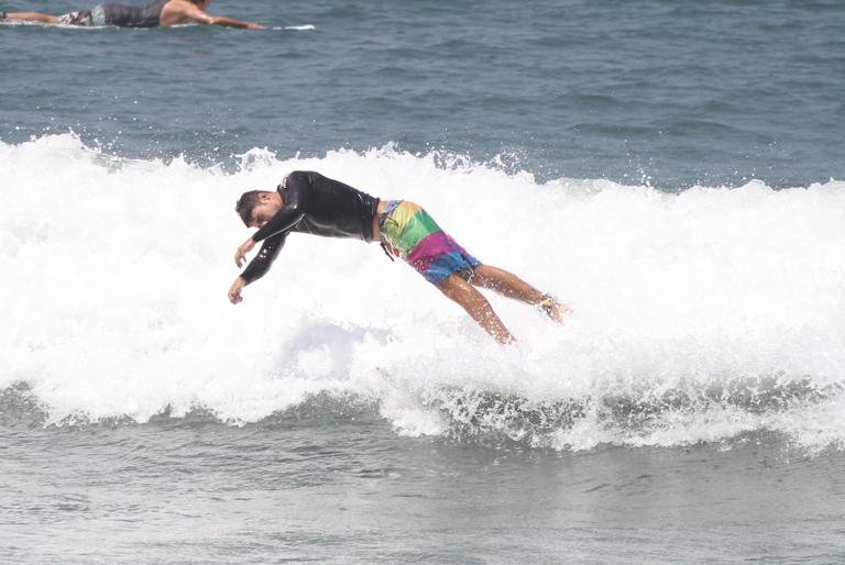 Cauã Reymond em dia de surfe na praia