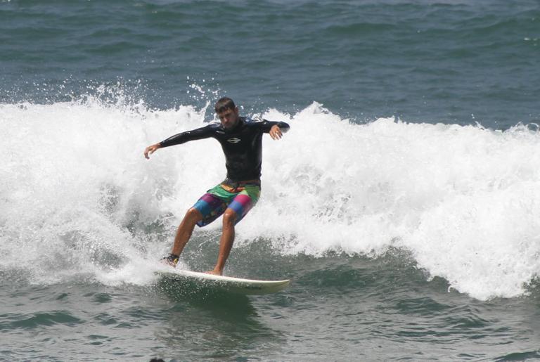 Cauã Reymond em dia de surfe na praia