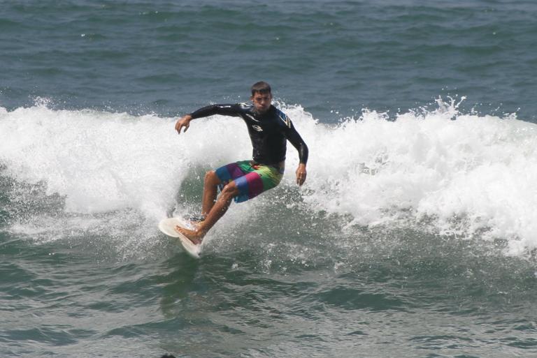 Cauã Reymond em dia de surfe na praia