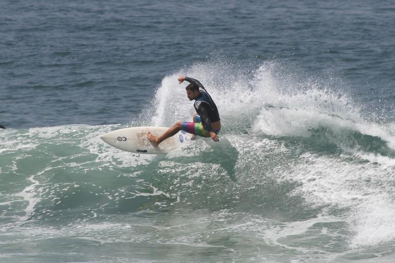 Cauã Reymond em dia de surfe na praia