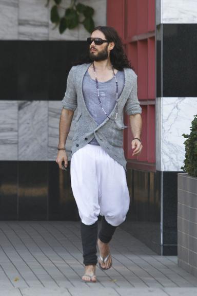 Russell Brand, acompanhado em aula de yoga