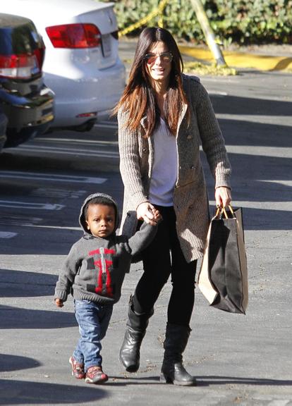 Louis, filho de Sandra Bullock, faz cara de bravinho ao ser levado para a escola em Los Angeles