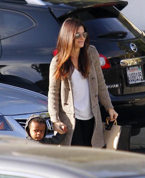 Louis, filho de Sandra Bullock, faz cara de bravinho ao ser levado para a escola em Los Angeles