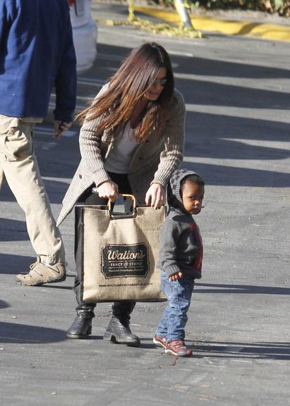 Louis, filho de Sandra Bullock, faz cara de bravinho ao ser levado para a escola em Los Angeles