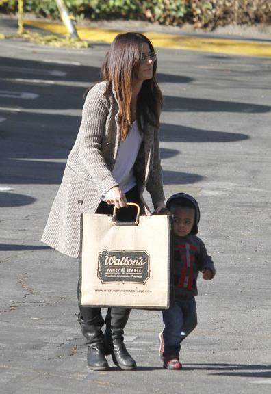 Louis, filho de Sandra Bullock, faz cara de bravinho ao ser levado para a escola em Los Angeles