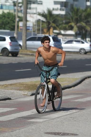 Caio Castro curte praia com loira na Barra da Tijuca, no Rio de Janeiro