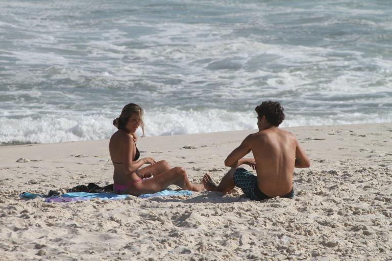 Caio Castro curte praia com loira na Barra da Tijuca, no Rio de Janeiro