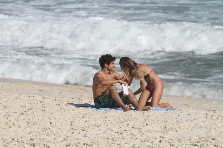 Caio Castro curte praia com loira na Barra da Tijuca, no Rio de Janeiro