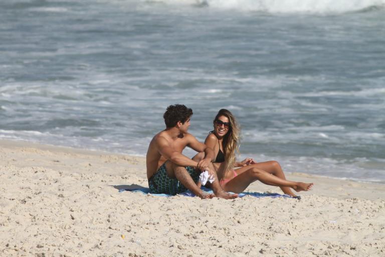 Caio Castro curte praia com loira na Barra da Tijuca, no Rio de Janeiro