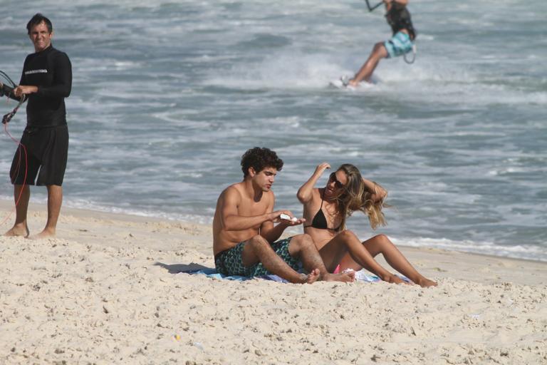 Caio Castro curte praia com loira na Barra da Tijuca, no Rio de Janeiro