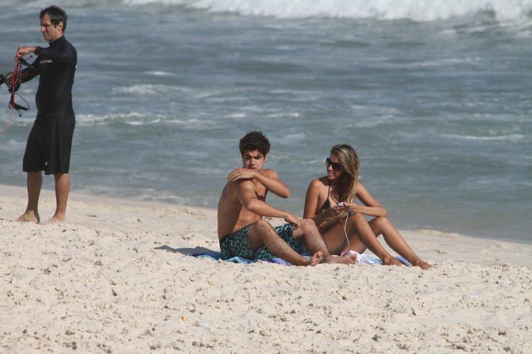 Caio Castro curte praia com loira na Barra da Tijuca, no Rio de Janeiro