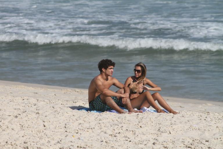 Caio Castro curte praia com loira na Barra da Tijuca, no Rio de Janeiro