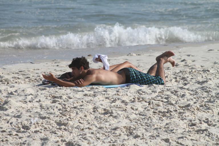 Caio Castro curte praia com loira na Barra da Tijuca, no Rio de Janeiro