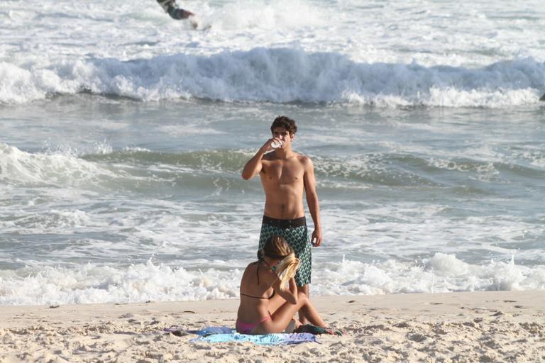 Caio Castro curte praia com loira na Barra da Tijuca, no Rio de Janeiro