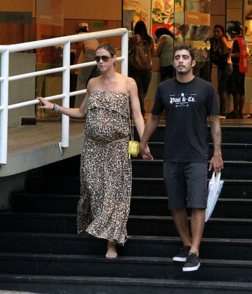 Gravidíssima, Luana Piovani passeia com o marido Pedro Scooby em shopping no Rio de Janeiro