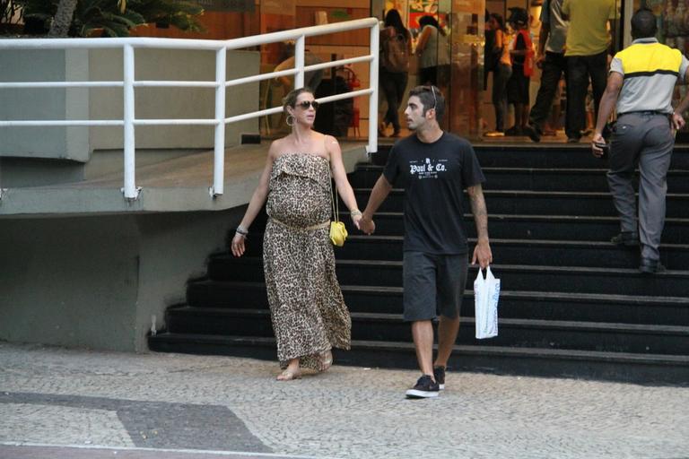 Gravidíssima, Luana Piovani passeia com o marido Pedro Scooby em shopping no Rio de Janeiro